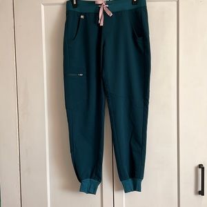 👖XS/Petite jogger scrub bottoms. Includes four pockets and one zippered pocket.